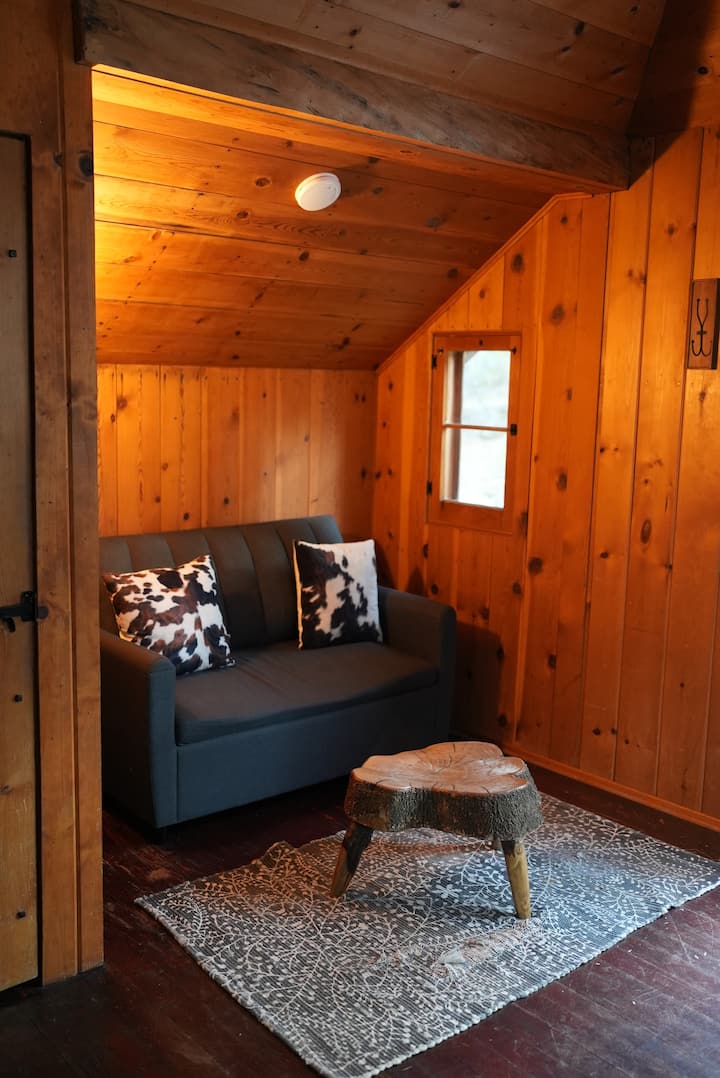 Sofa koja se uvlači u mali, jednostruki krevet. Udobno za malo dijete. 