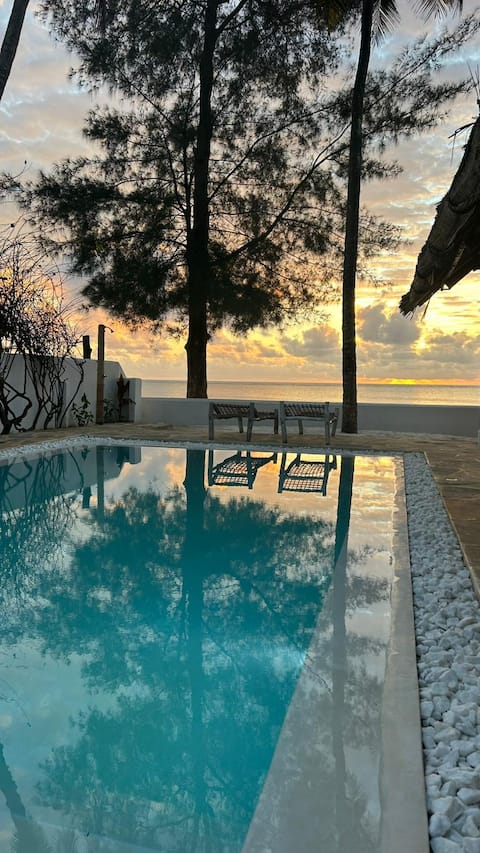 Villa Kobe - Private pool on the beach