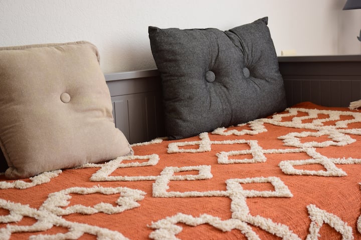 Stuen i vores dejlige feriehus i Les Sables d'Olonne - Sovesofaens skuffe bliver til en 160 x 200 seng (queensize)