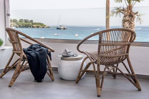 Laia Seafront Luxury Apartment 3