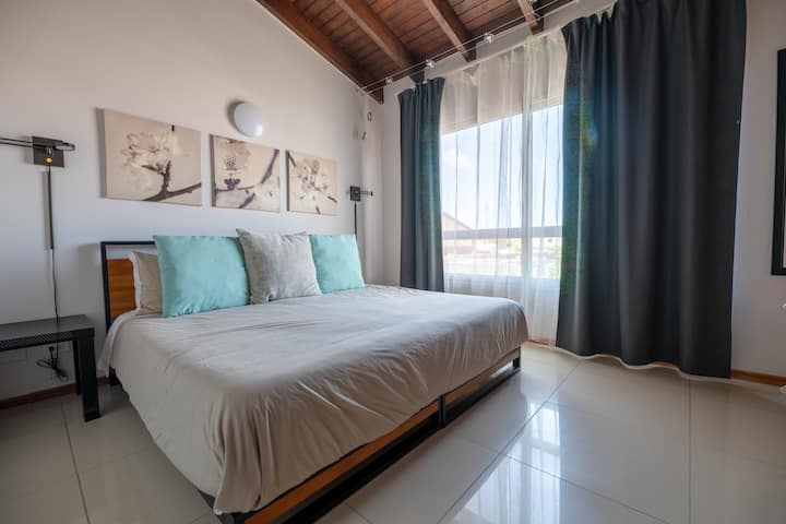 El segundo dormitorio ofrece una cómoda cama tamaño queen y una gran ventana, que deja entrar mucha luz natural