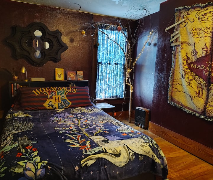 Chambre au premier étage avec un grand lit. Une salle de magie pour tous les fanatiques magiques !