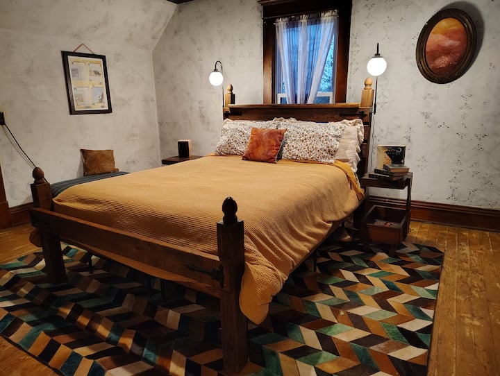 La plus grande chambre à l'étage avec un lit queen confortable.