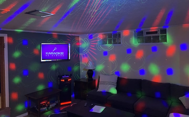 שירו את לבכם בטרקלין קריוקי פרטי משלכם!   מכונת קריוקי היי - טק, אפליקציית קריוקי לפי דרישה, אורות דיסקו. 