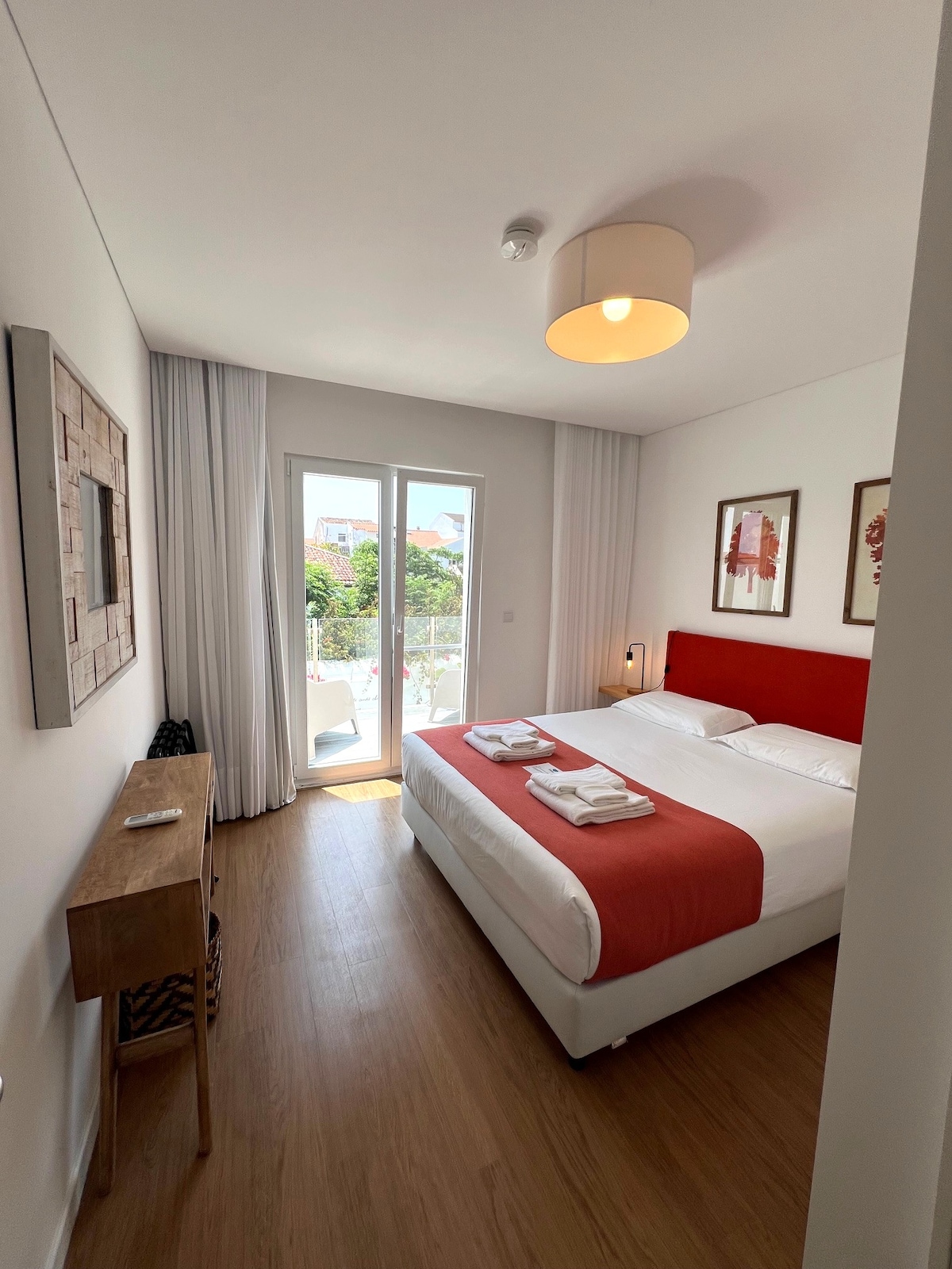 Chumba cha kulala cha Bougainvillea chenye kitanda chenye ukubwa wa mita 1,60 x 2,00.