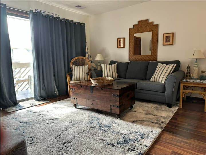 Kitanda cha kulala cha ukubwa wa malkia kilicho na godoro la sponji la kukumbukwa.