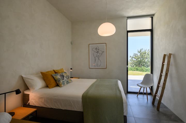 Kwa faragha ya mwisho, tuna nyumba ya kulala wageni, iliyotenganishwa na korido ya nje ambayo inajumuisha bafu na mwonekano wa bahari ya Ionia. 