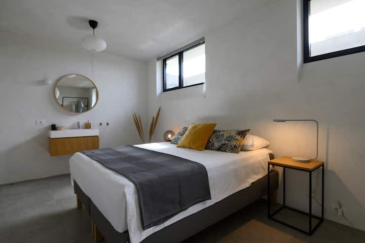 Kuna vyumba viwili vya kulala kwenye chumba cha chini cha baridi. Hiki ndicho chumba cha kulala chenye nafasi kubwa chenye sinki yake mwenyewe na chumba cha kofia mbili ikiwa inahitajika. Madirisha yanaelekea magharibi. 