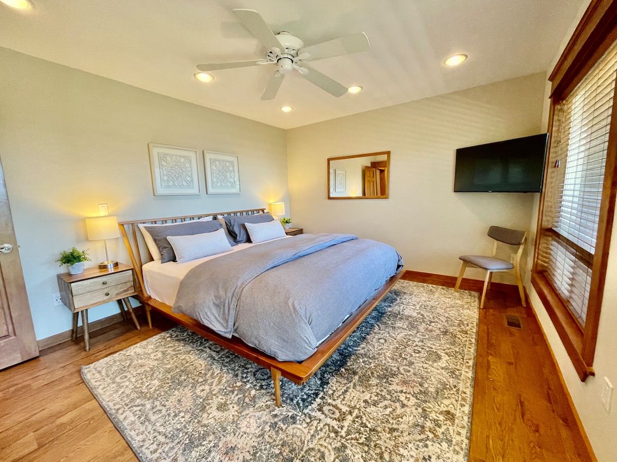 Nova renovirana glavna spavaća soba s bračnim krevetom, ventilatorom na daljinsko upravljanje i pametnim televizorom!!