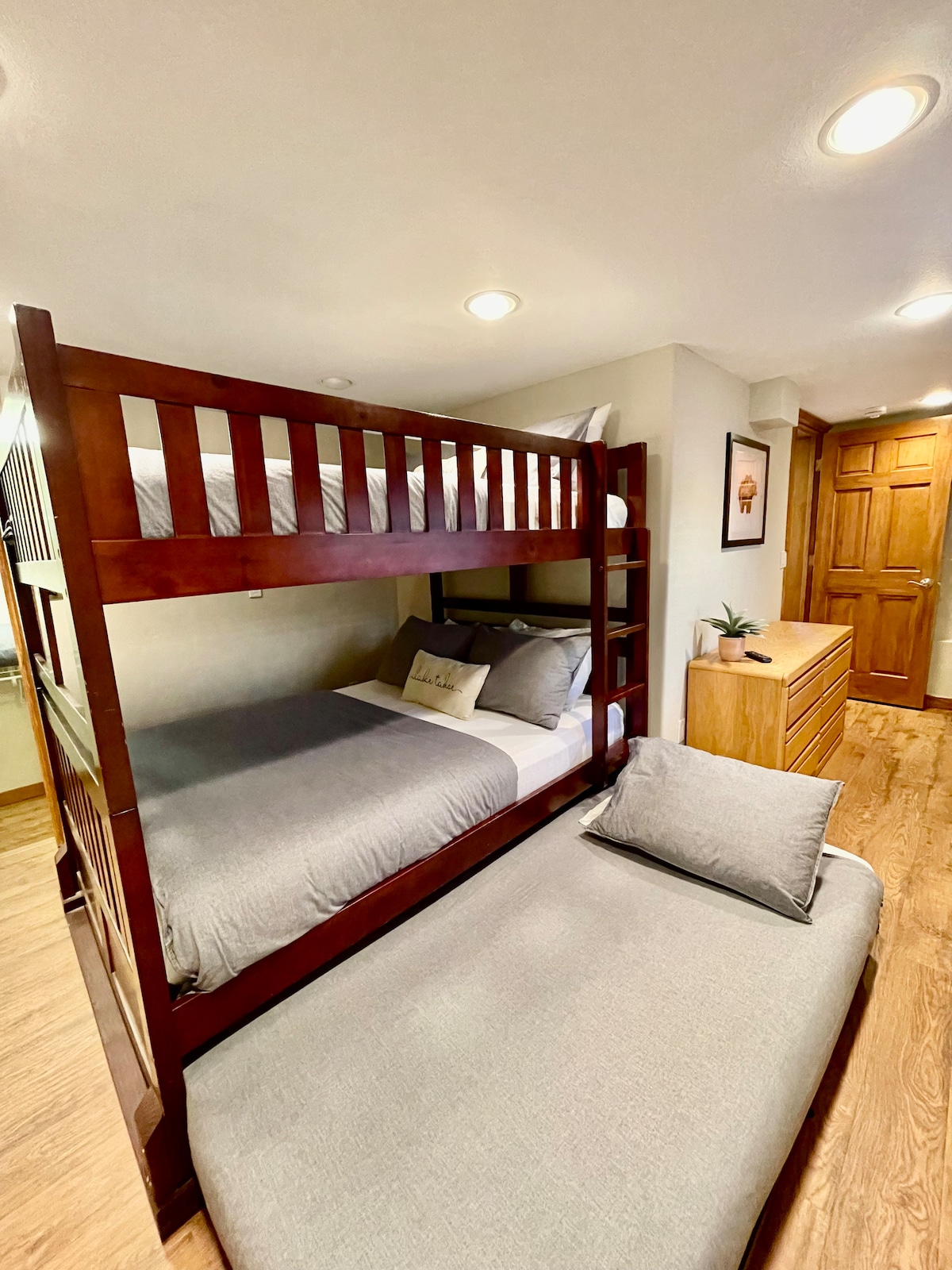 Kreveti na kat s bračnim krevetom na izvlačenje.