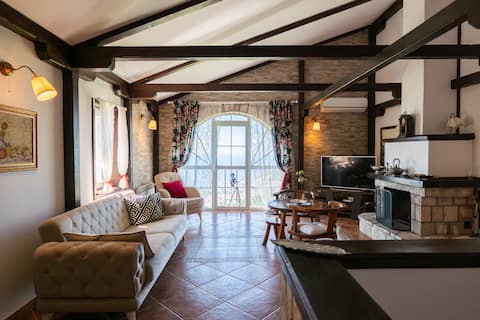 Top Airbnb: Charming Two-Bedroom Villa with Stunning Sea Views in Maine