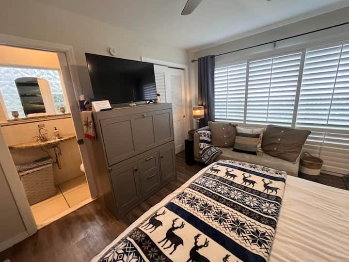 Little White House Cottage Suite - West Palm Beach, FL
