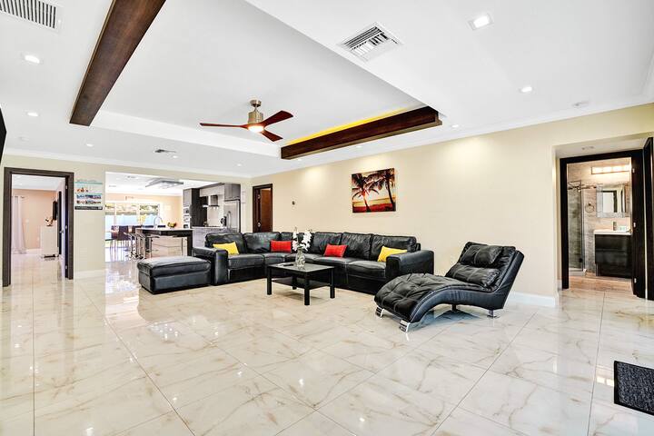Premium Luxury 4BR/4BA Villa near Hollywood Beach gallery image 4