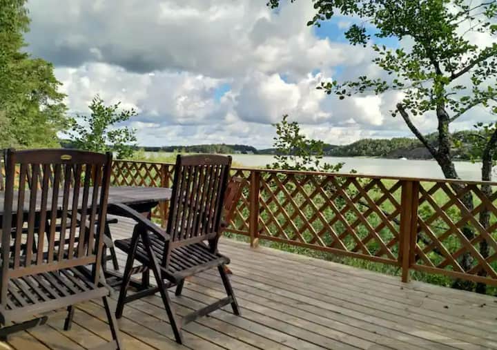 Naantalissa Idyllinen, Pieni Merenranta Mökki . - Varsinais-Suomi