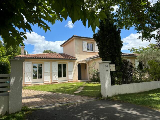 Grande maison calme avec piscine gallery image 2