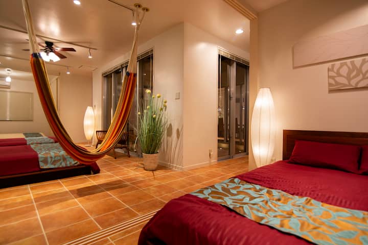 シンプルで落ち着いた空間にダブルベッドを配置。おひとりやカップルでのご利用にも最適な寝室です。