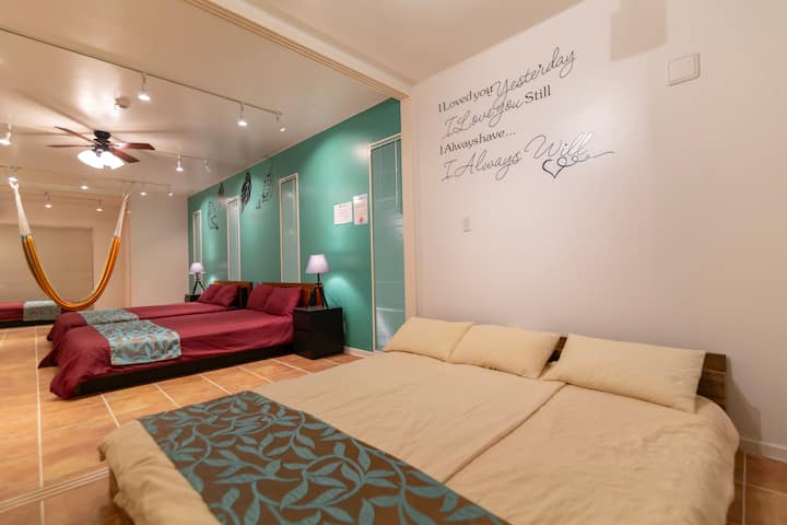 広々としたキングサイズベッドを備えた贅沢な寝室。リゾート気分を満喫できる静かで快適な空間です。