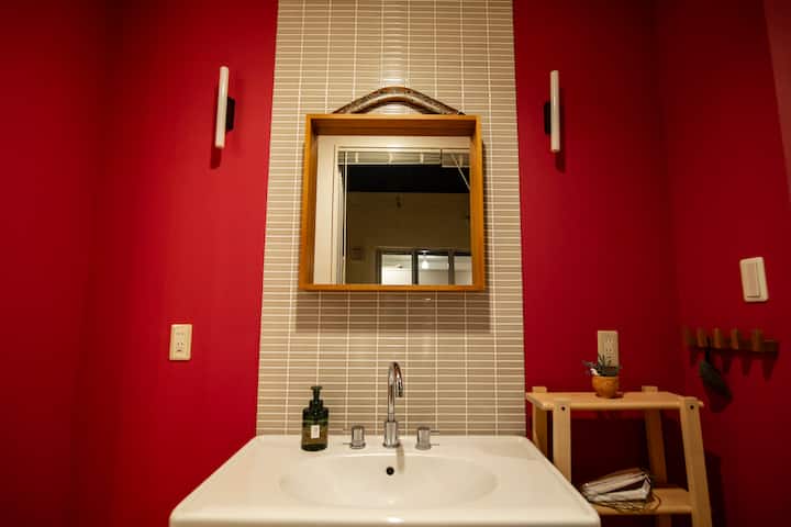 広々としたスペースにクラシックなねこ足バスタブを設置。旅の疲れを癒しながら、優雅なバスタイムをお楽しみいただけます。