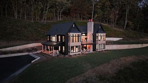 Designer Estate | Fire-pit, Wineries, Sleeps 16