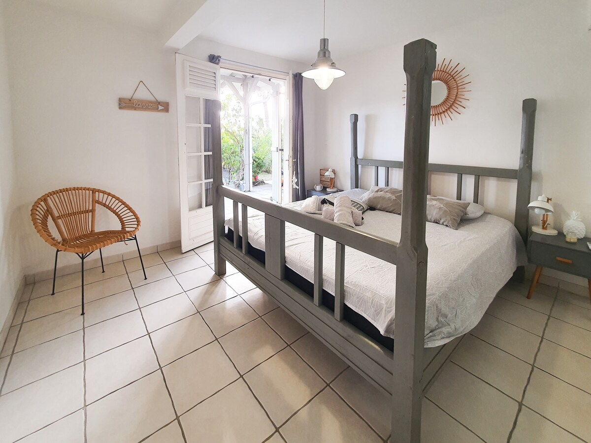 Spálňa 1 na prízemí s manželskou posteľou Queen a vlastnou kúpeľňou