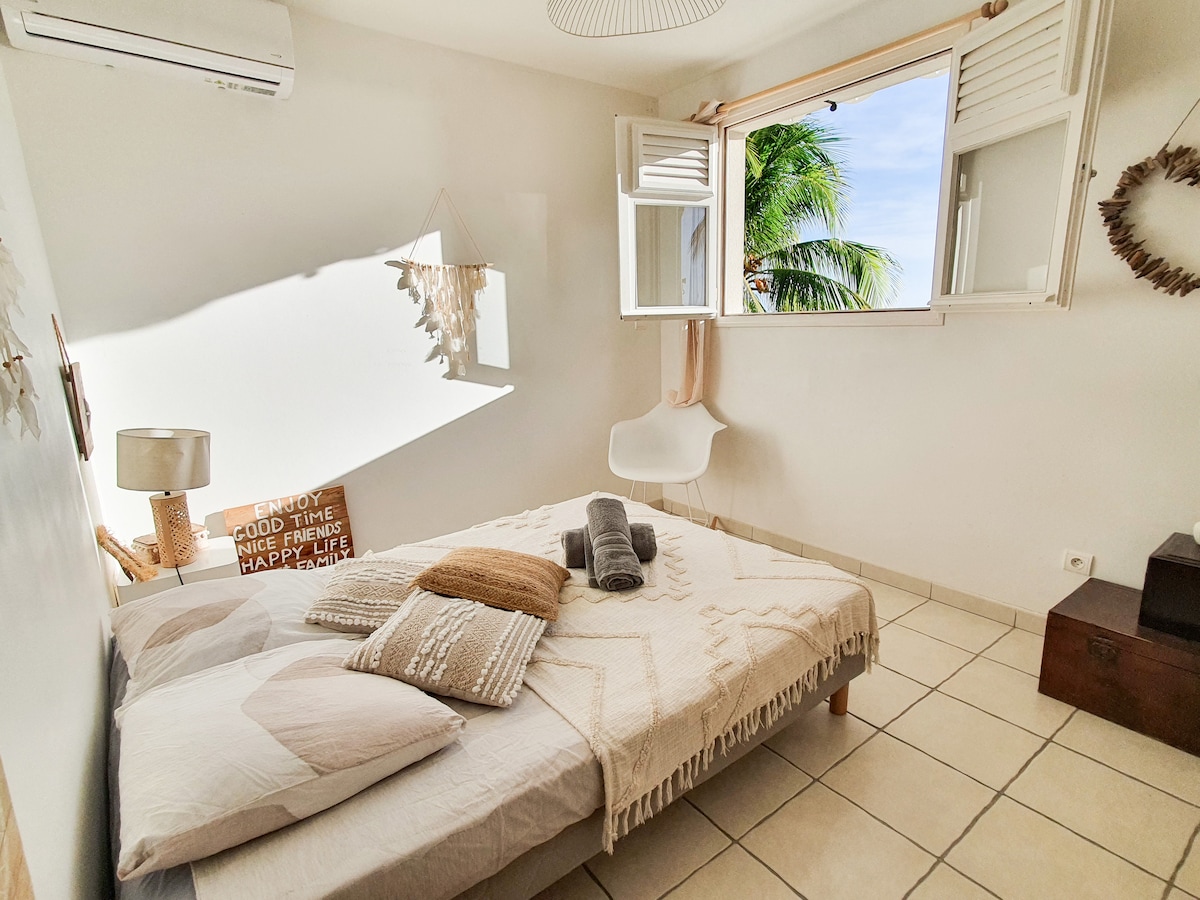 Spálňa 2 na poschodí s manželskou posteľou a úložným priestorom