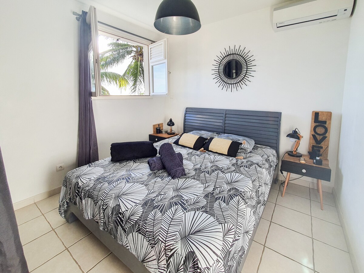 Spálňa 3 na poschodí s manželskou posteľou Queen a úložným priestorom