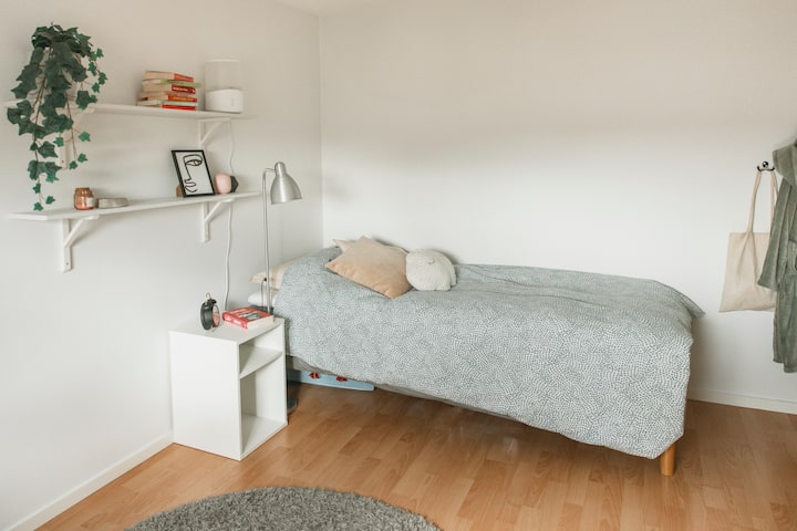 Krevat është 140 cm dhe mund të akomodojë 2 persona. Në dhomë ka një tavolinë të vogël. 