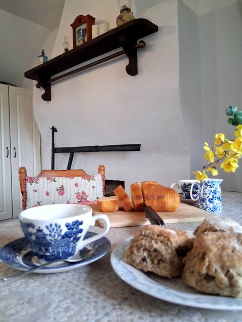 Top performing Airbnb: Thatched cottage- close to Benone Beach (4 miles) in Limavady