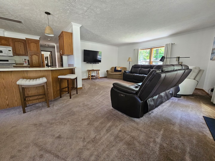 Adorable Home, 1/4 Mile From State Park Entrance - Pentwater, MI