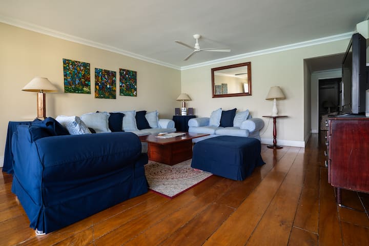 Peaceful Waterfront 2br Apt-seawind-on-the Bay - Jamaica