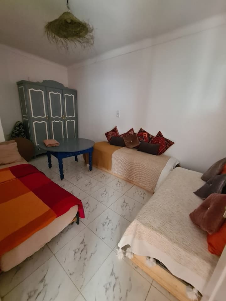 يمكن أن تتحول غرفة المعيشة إلى غرفة فردية مريحة لضيف إضافي.