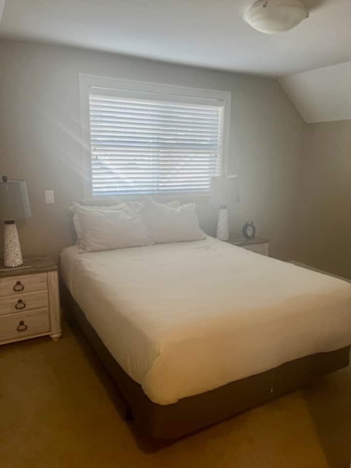 Na poschodí je tretia spálňa.  Toto je hlavná spálňa s vlastnou kúpeľňou a sprchovacím kútom. 