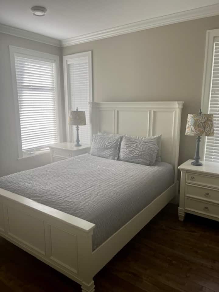 Toto je hlavná spálňa na prízemí s vlastnou kúpeľňou vrátane vane a samostatnej sprchy.   