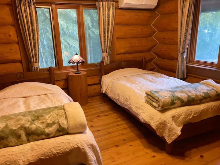 [Peter Pan] Spálňa na 1. poschodí (názov izby Basil) 2 lôžka