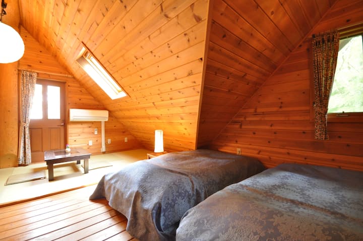 [Peter Pan] Spálňa na 2. poschodí (názov izby olivová) 2 lôžka + 2 futóny.Je tu priestor na tatami.V zime poskytujeme aj kotacu.