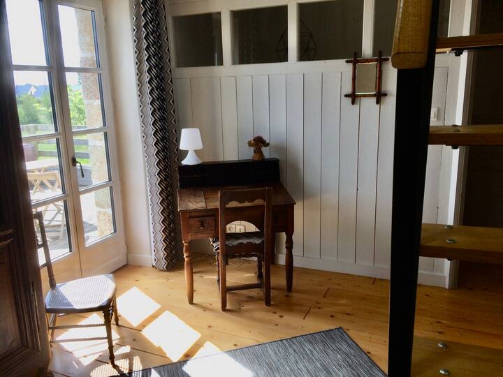 Táto spálňa orientovaná na východ sa otvára na veľkú terasu s výhľadom na záliv (pozri titulnú fotku). Malý pracovný priestor vám umožňuje užívať si ho za každého počasia.