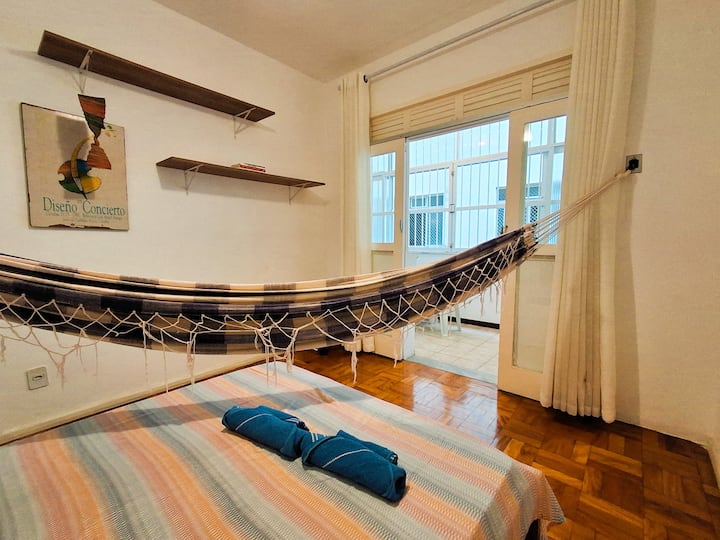 Chumba cha 1: Kitanda cha watu wawili, kitanda cha bembea, feni ya dari, pazia, rafu za MDF zilizo na vitabu na roshani zilizo na rafu na kaunta (katika MDF) kwa ajili ya kompyuta iliyo na kiti cha ofisi kinachozunguka. 