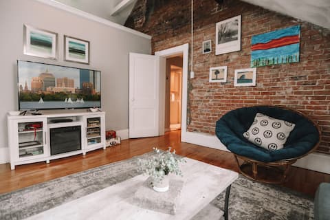 5 minutes to downtown. Charming. Clean. Cozy.