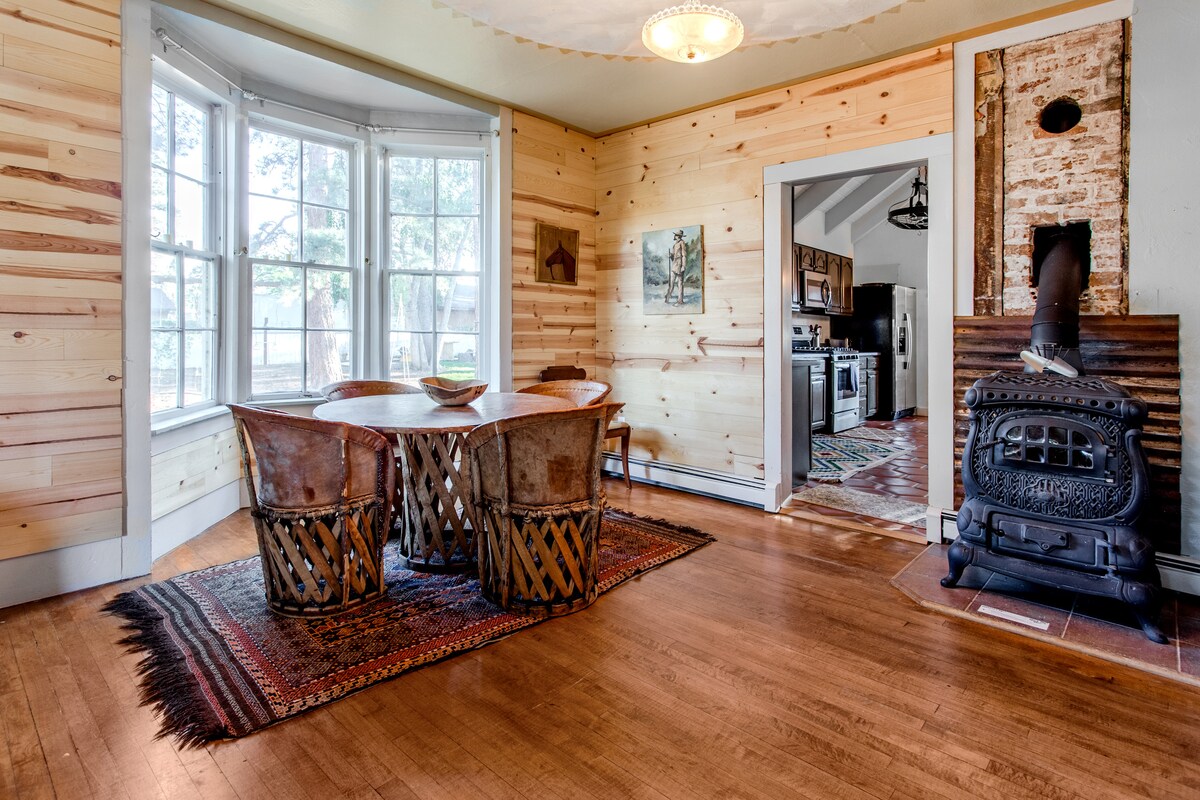 Top Airbnb: Farmhouse close to Main, huge yard, dog friendly in Buena Vista / Salida