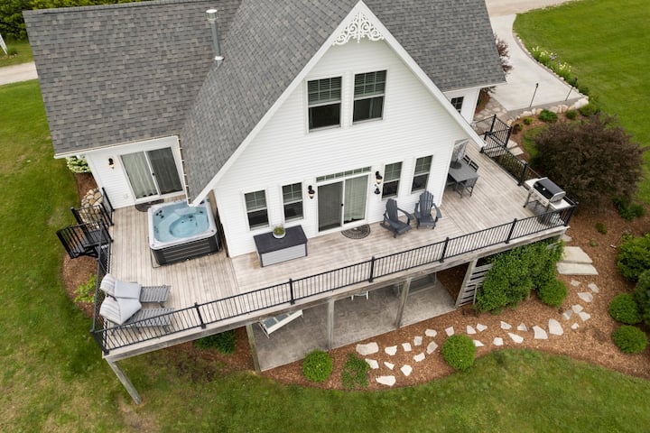 5BR Farmhouse w/ Hot Tub Near Flintfields, Pets OK