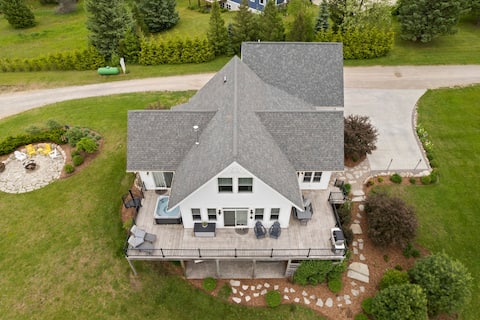 Beautiful country setting close to it all! Pets OK