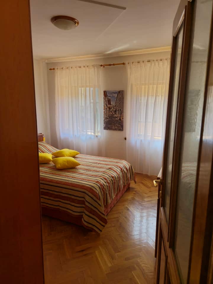 
חדר שינה️ מואר ושקט עם מיטה זוגית נוחה, מצעים רכים וכריות נעימות. חלונות גדולים עם וילונות שקופים מאפשרים כניסת אור טבעי ויוצרים אווירה מרגיעה. מושלם ללילות נינוחים אחרי יום של הרפתקאות.