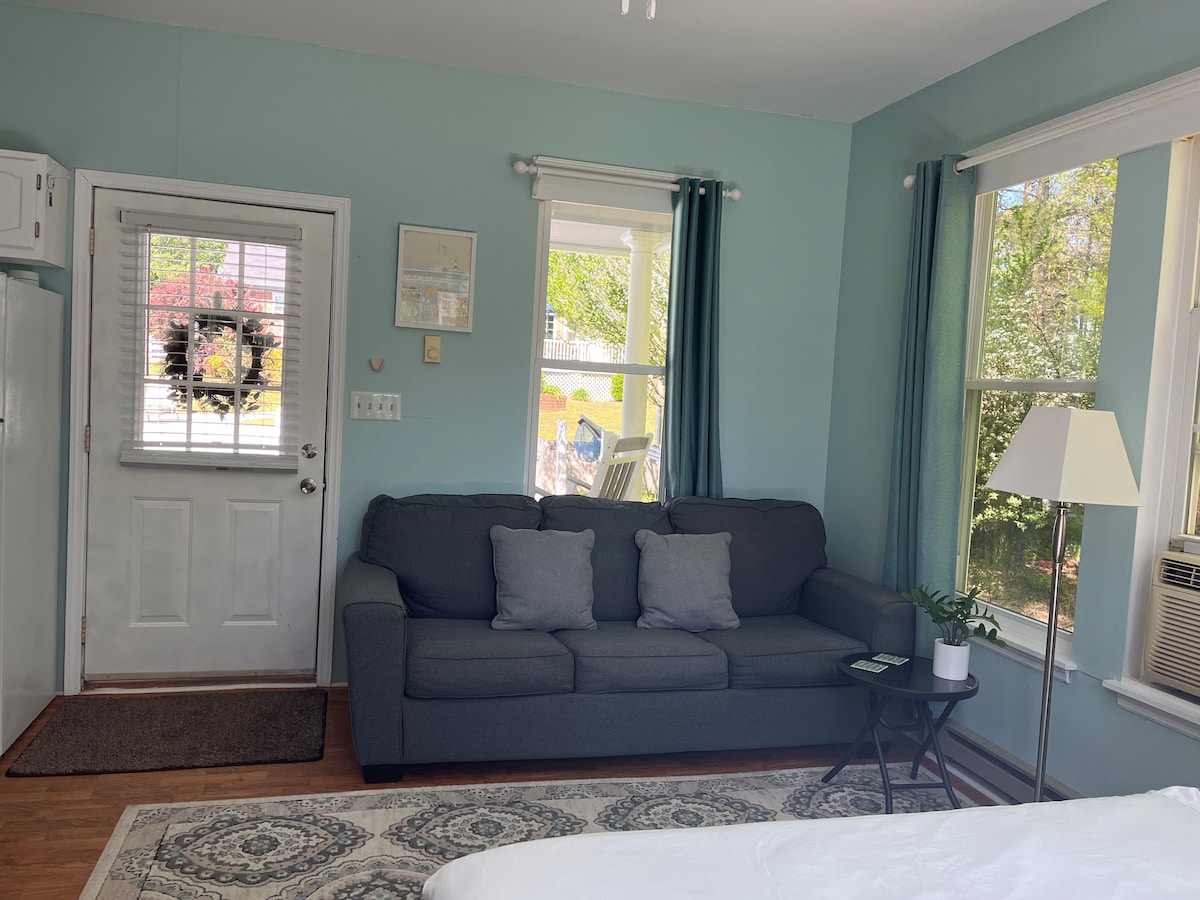 Popular Airbnb listing: Poolside Guest Cottage - cozy and private! in Grovetown