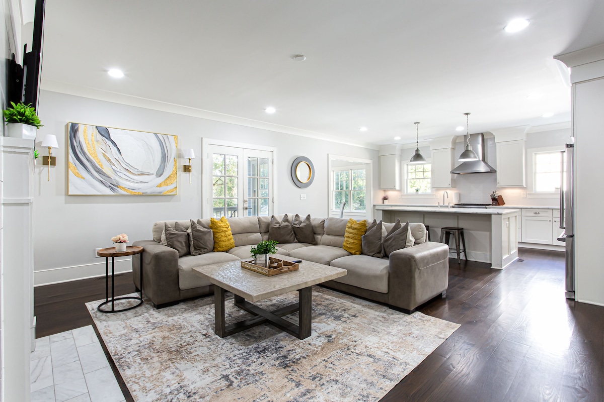 Top Airbnb: Luxury Midtown New home. Walk to Piedmont Park in Atlanta