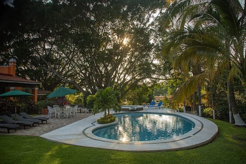 Top performing Airbnb: A villa with a swimming pool, jacuzzi, tennis court, and squash in Jiutepec