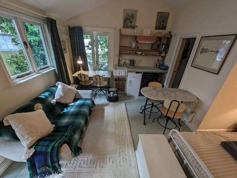 Top Airbnb: 1 Person Self Contained Garden Lodge Ck in by 4pm in Old Marston