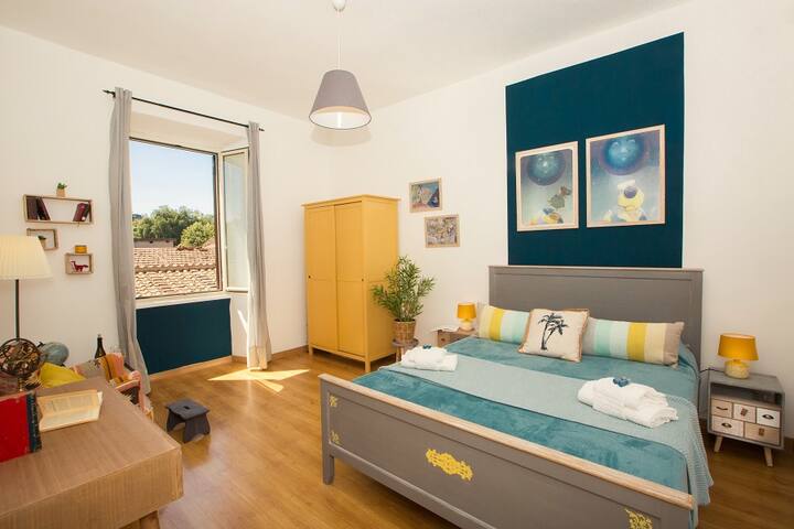 Walk to Art Galleries from a Colorful Trastevere Apartment