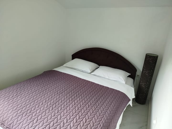 Dormitorio con armario espacioso y una ventana.
