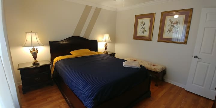 配备舒适床垫的标准双人床。 