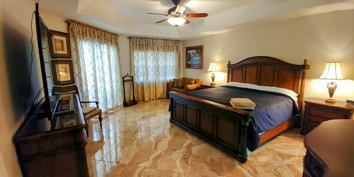 主卧非常宽敞，配有一张加大双人床和一张单人沙发床。 大屏幕电视、配备2个水槽的大浴室、罗马淋浴和浸泡式浴缸。